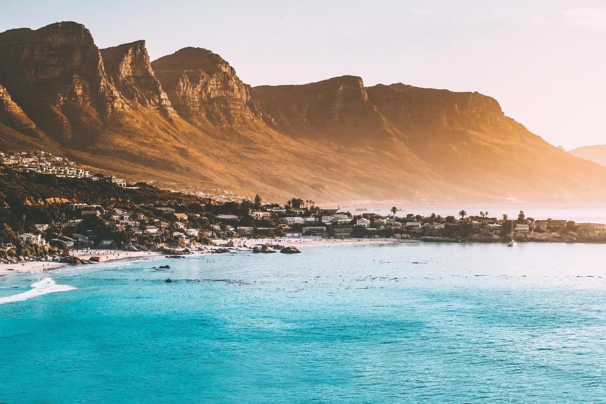 La diferencia entre JourneyLume y agencias de viajes tradicionales